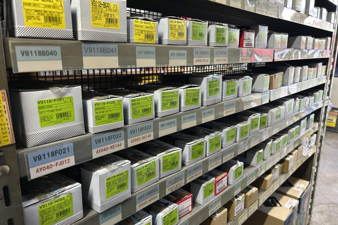 自動車部品の在庫が棚に並んでいる様子